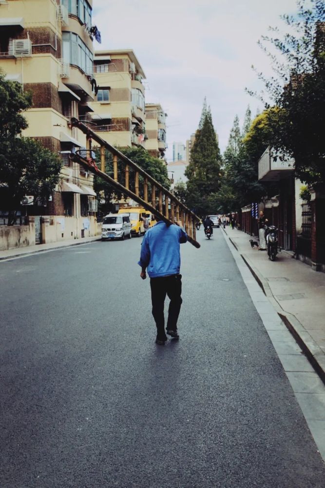 在马路上拍老房子和路人的背影是我最喜欢做的事555project