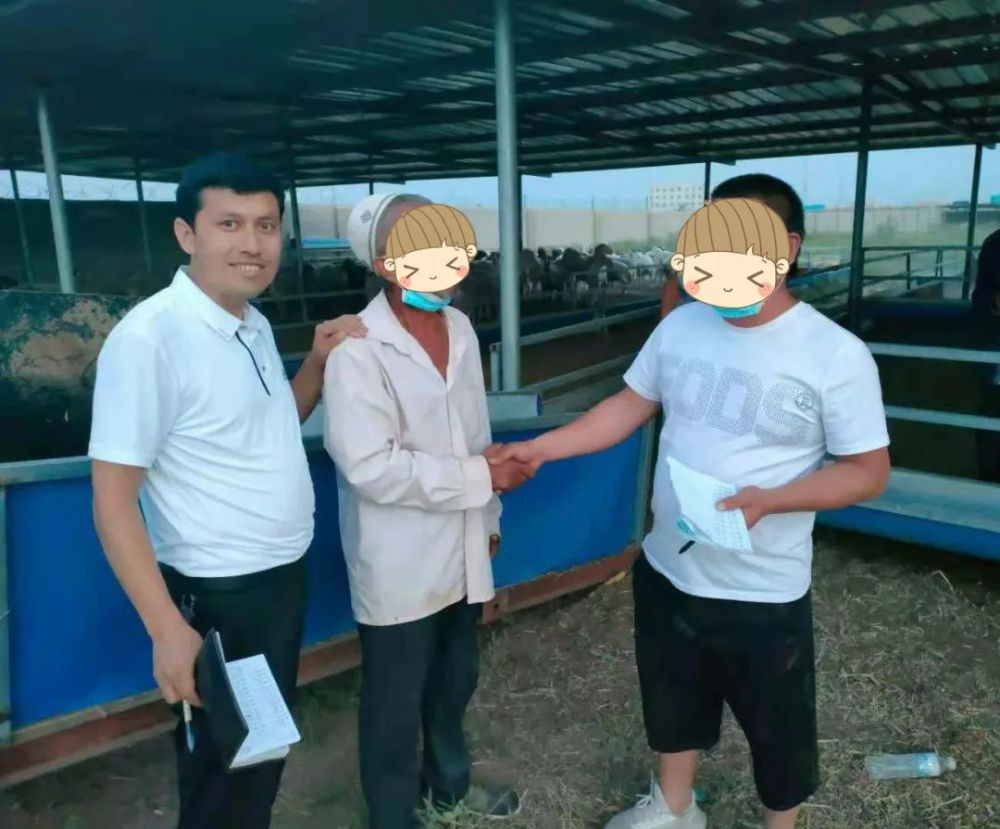 在艾尼瓦尔江(左)见证下赛某和展某和解从接案到去案发现场了解情况