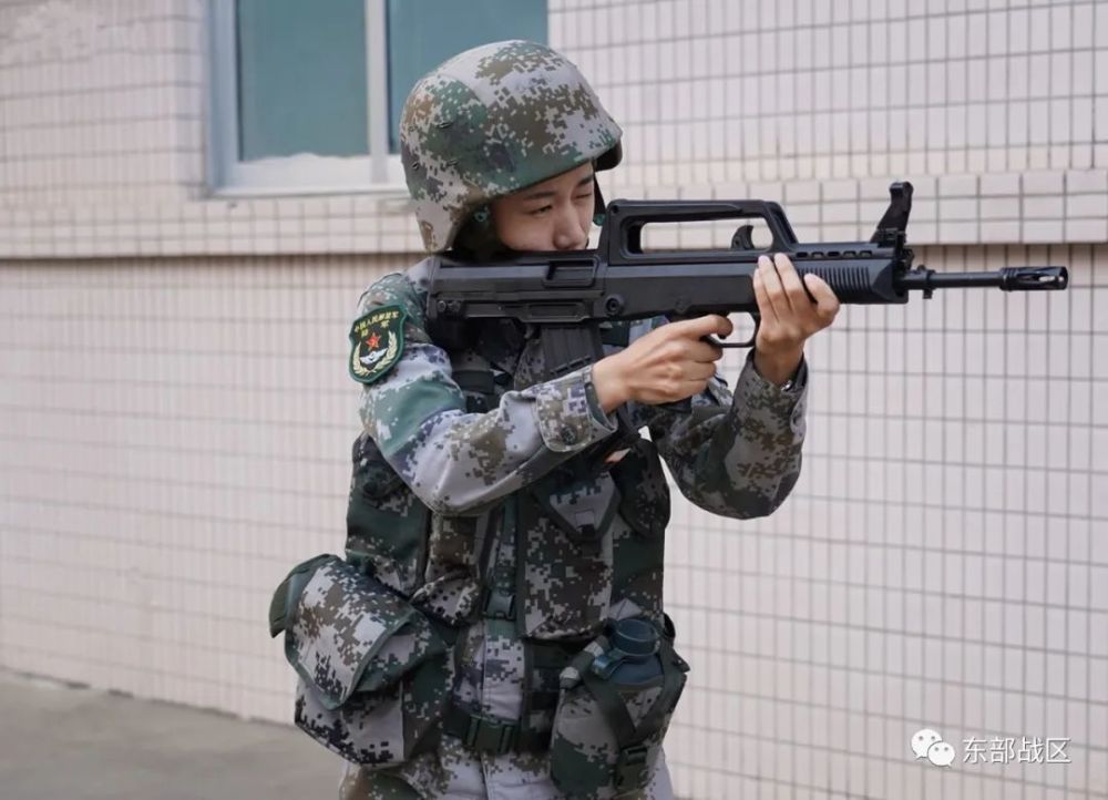 考入军校后,武玥专注学习,刻苦训练,由于表现优异,被评为"优秀学员".