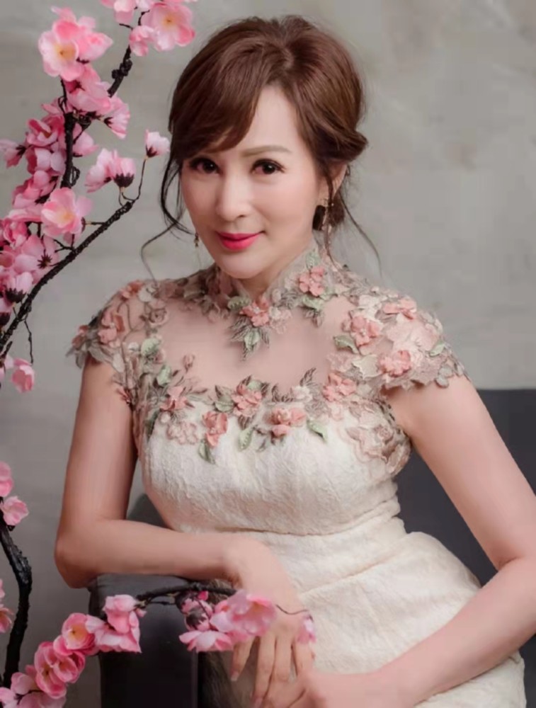 大秀好身材56岁美魔女罗霖晒比基尼美照皮肤白滑犹如少女一般