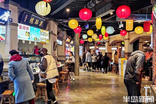 天冷火了室内小吃街