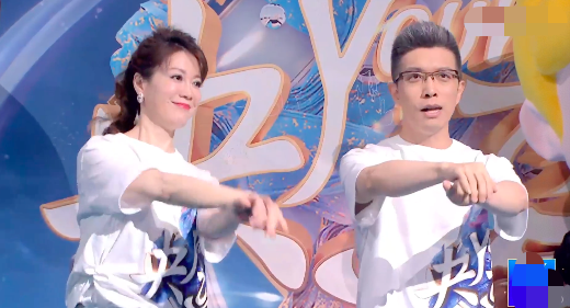 主持人还调侃说文静相当于朱广权加康辉,足以证明文静其实一点也不"