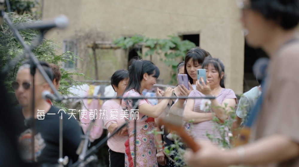 《为你唱首歌》送给何连梅,她是丈夫老陈和大家心目中的莎菲娜,"只有