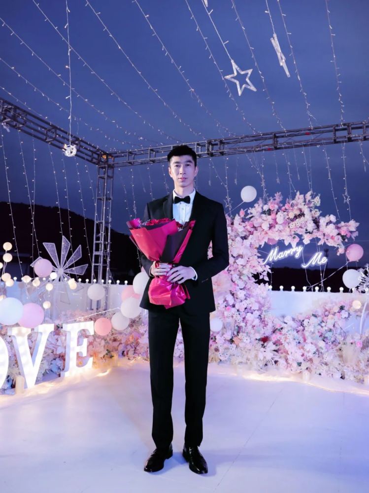 这时,音乐响起,西装革履的赵帅手捧玫瑰登场!