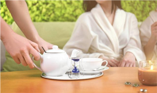 过来人告诫:如果你人微言轻,饭局上一定不要抢着去端茶倒水