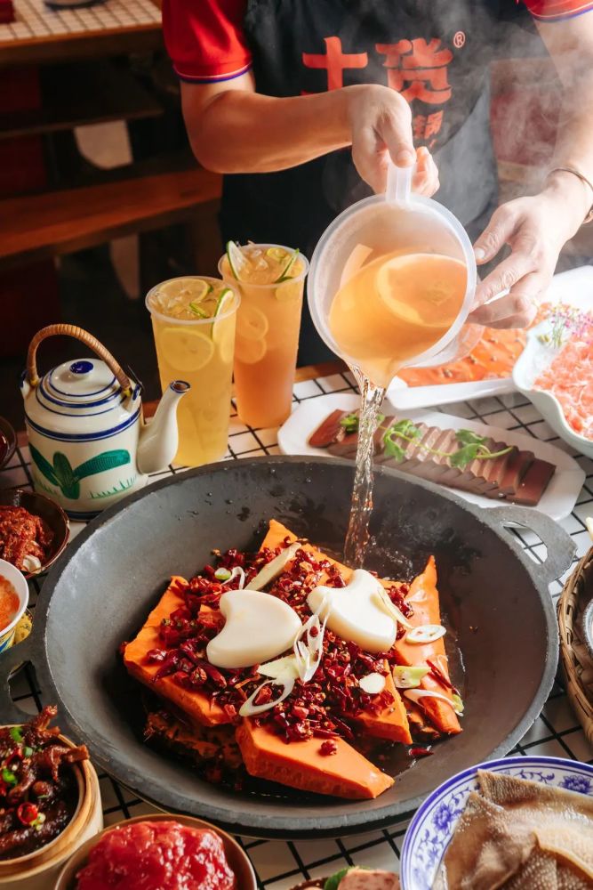 118元抢土货重庆火锅23人餐丨汉街南湖通用火遍全国火锅来咯