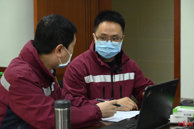 成都抗疫中的平凡英雄岳勇市民的配合让人感动