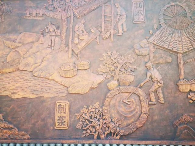 高镇村背靠冉家山,面朝南川河,东到风台山,山下是从县城经石堡子奔腾