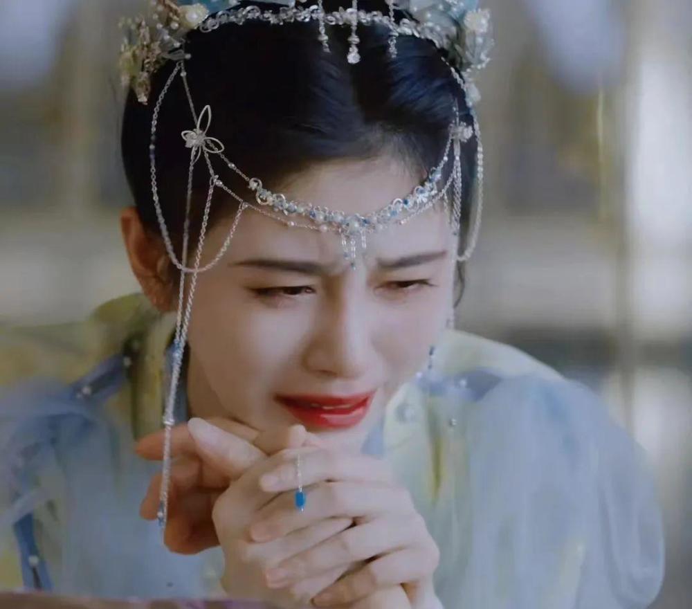 而反观鞠婧祎也是面临相依为命的祖母过世,却并没有表情失控的痛苦