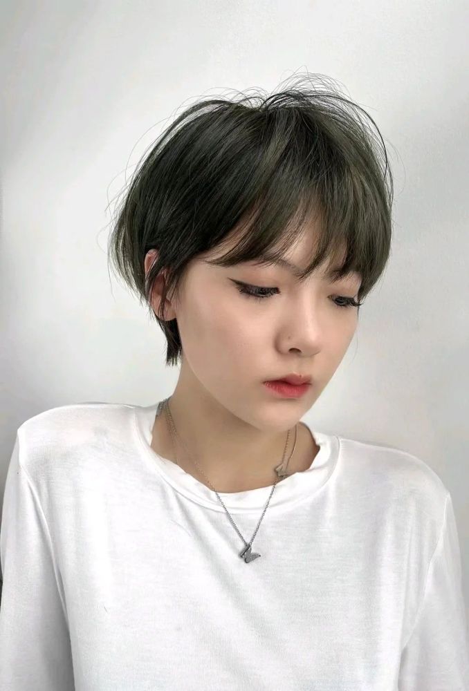 当下最火发型有哪些?个性短发创意染半头烫,时尚出彩很自然插图1