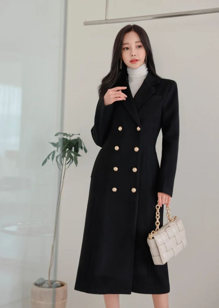 女神孙允珠2021年11月高清时尚写真双排纽扣黑色长款风衣外套