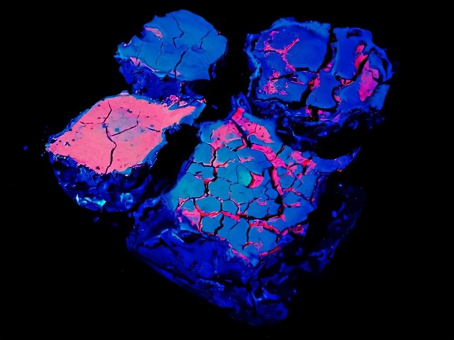 熔炼他在博洛尼亚附近的帕德诺山的山坡上发现的一些特别致密的石头