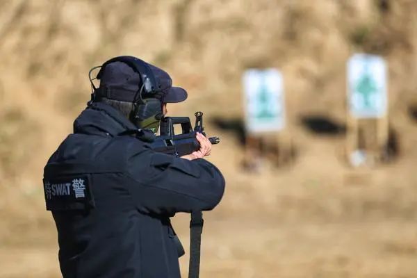 郑州特警在黄河滩靶场实弹练兵