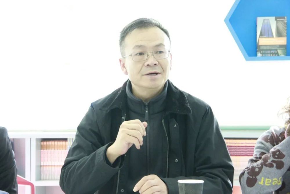 课后,由王浩军校长主持,开展了黄桂兰老师示范教学的研讨会.