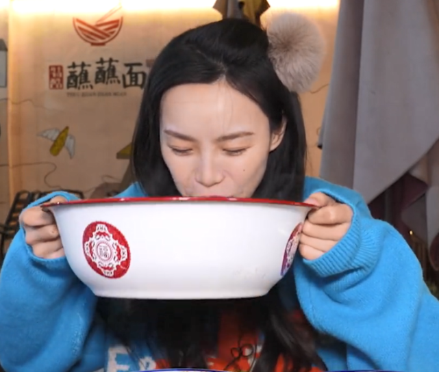 吃播小贝饿了发律师函,被问为啥吃那么多还很瘦,她的回答很敷衍