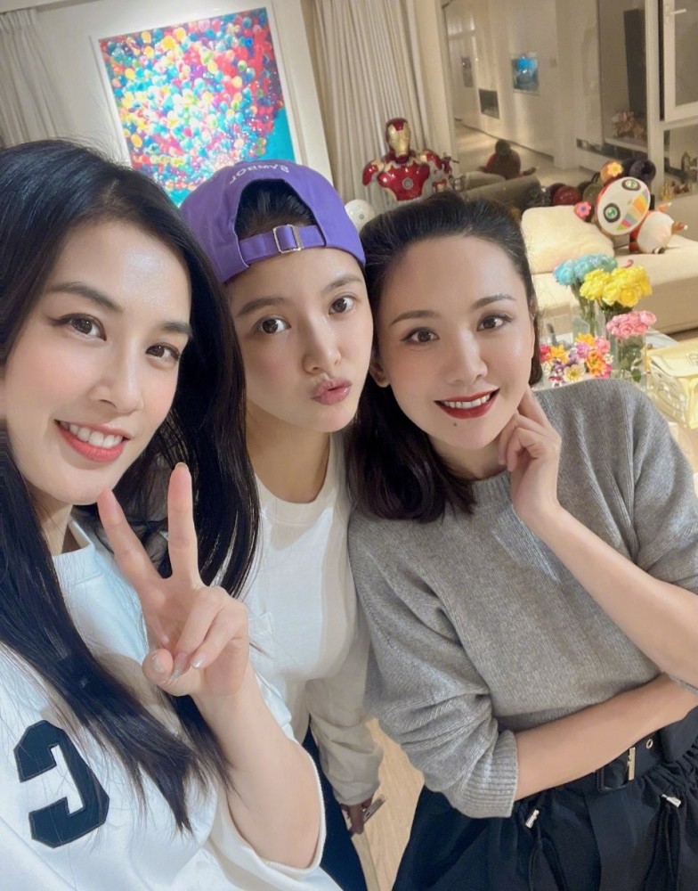 辣妈聚会!黄圣依程莉莎王灿合影,三人不似孩子妈,身后豪宅抢镜