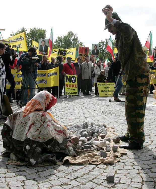 惨烈的石刑,为何在现代中东地区死灰复燃?_腾讯新闻