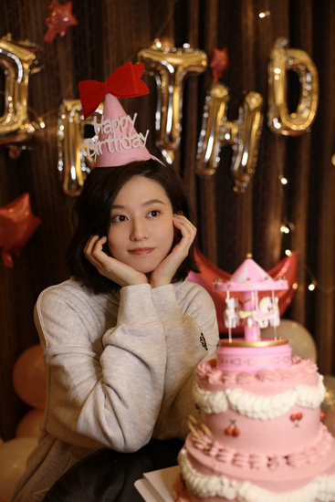 乔欣工作室也晒出生日美照为其庆生,照片中的乔欣头戴生日帽,坐在蛋糕