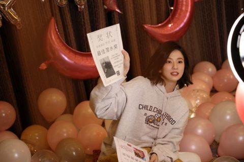 乔欣晒美照为自己庆生头戴生日帽比v托腮灵动可爱