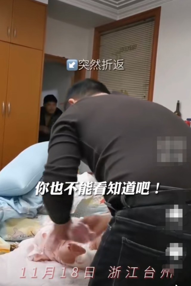 做得對爸爸給女兒換尿布讓叔叔出去這是隱私