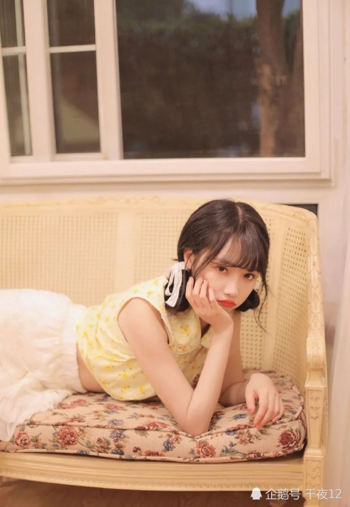 宋昕冉肉感美腿白色袜袜搭配小短裙清纯可爱