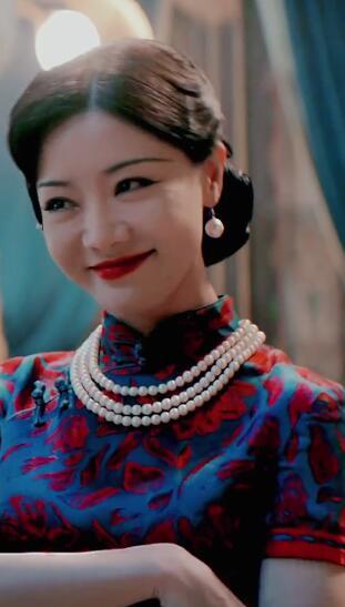 邓家佳穿花色旗袍美出新高度举手投足风姿绰约