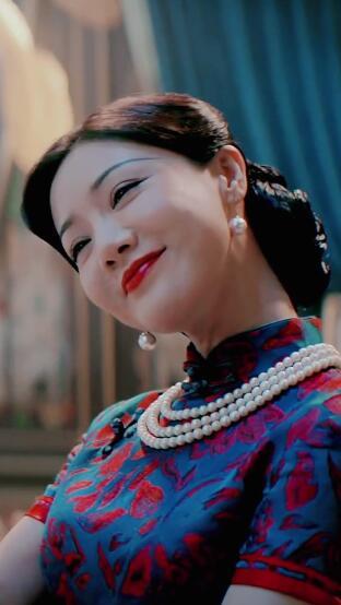 邓家佳穿花色旗袍美出新高度举手投足风姿绰约