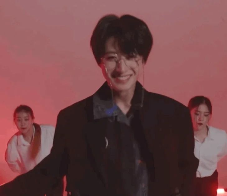 山城少年朱志鑫,这一笑我心都化了_腾讯新闻