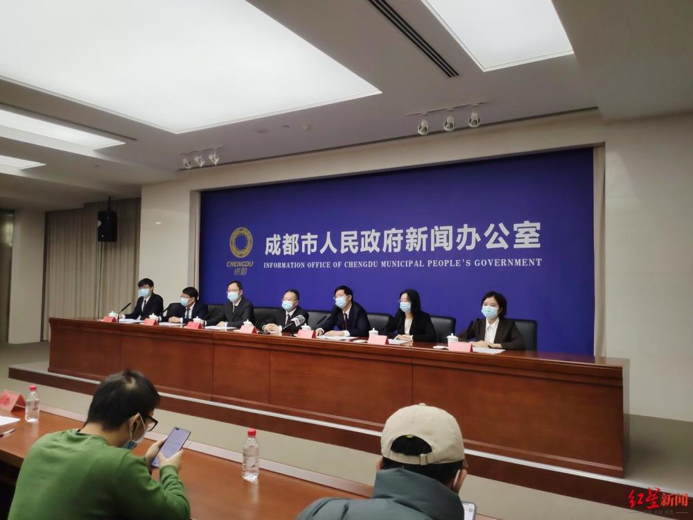 市商务局:激发消费活力,允许在特色商圈,特色街道,社区等地外摆摊位