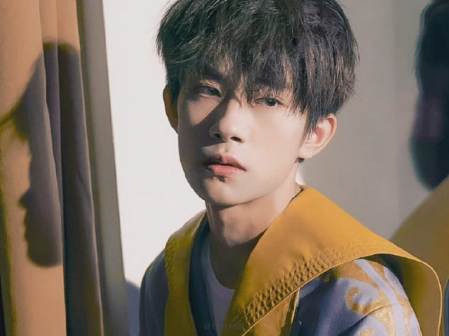 电影《奇迹》曝角色海报,易烊千玺把海报设成手机壁纸!_腾讯新闻