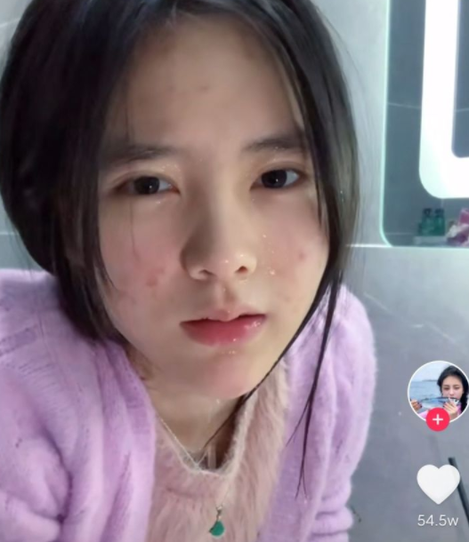 小霸宠是网络上,少有的敢素颜出镜的女网红,满脸