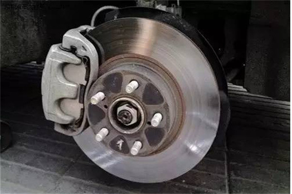 一般大型载重汽车是气刹,轿车是液刹,刹车总泵漏气漏油肯定液压无力