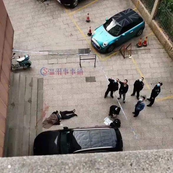 温州市区大厦一男子坠楼,已盖布!