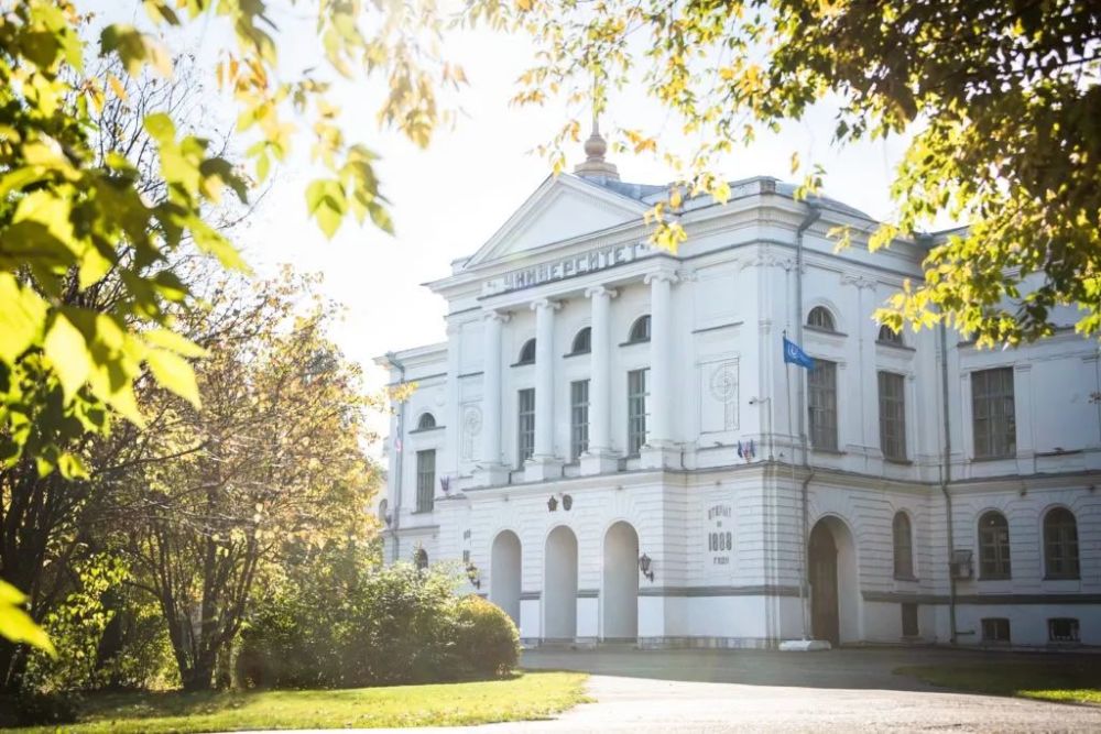 伦敦经济学院(英国),诺曼底商学院(法国),马斯特里赫特大学(荷兰)