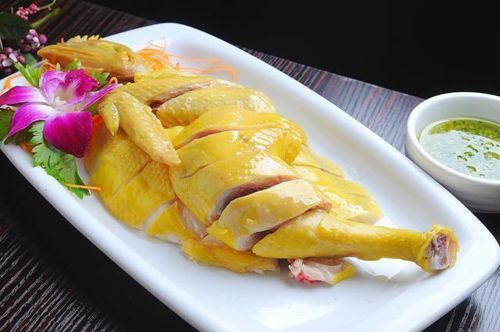 白切鸡也叫白斩鸡,粤是烹饪界鸡肉料理中最常见的,属于沉鸡类.