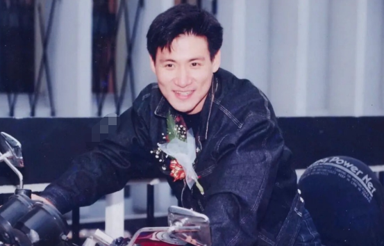 在感情方面也颇为顺利,出道至今只有一段恋情,那就是和现任妻子罗美薇