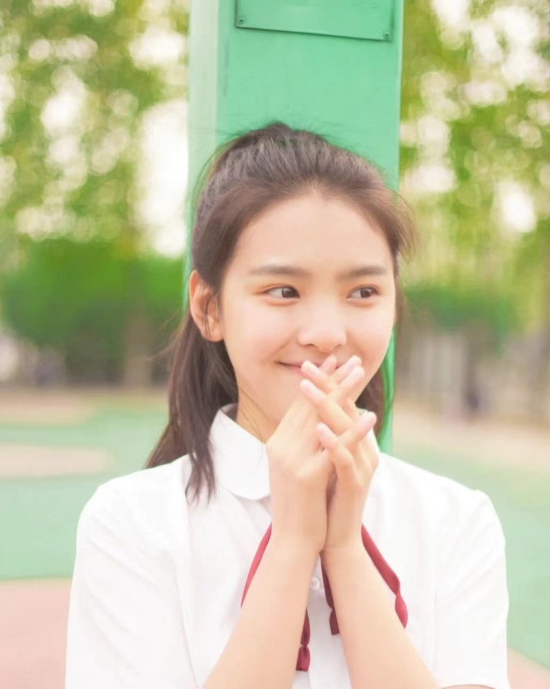 网友晒章若楠5年前的旧照眉毛鼻子变化大如今越来越秀气