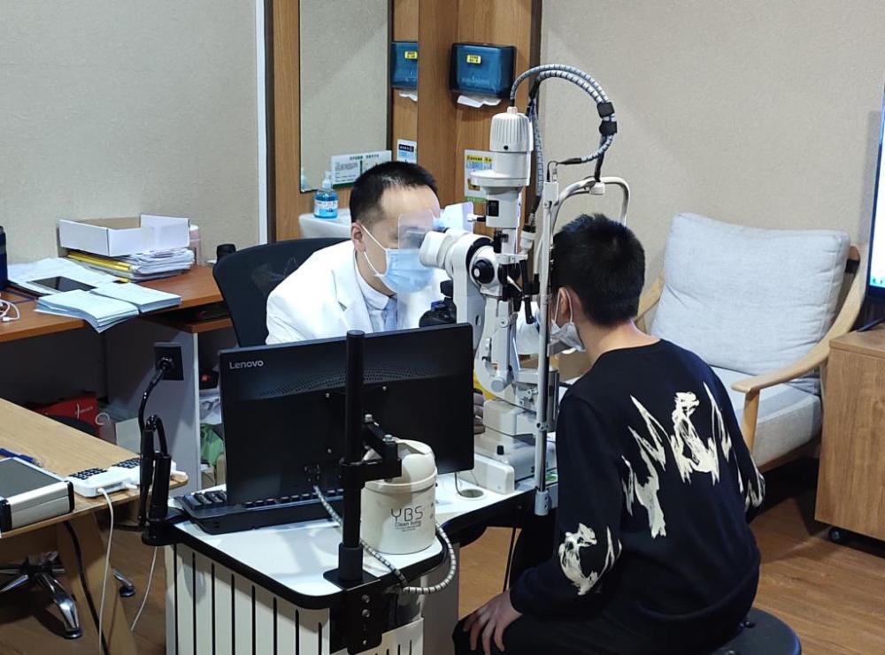 10岁孩子两年近视暴涨250度医生小孩应定期复查视力
