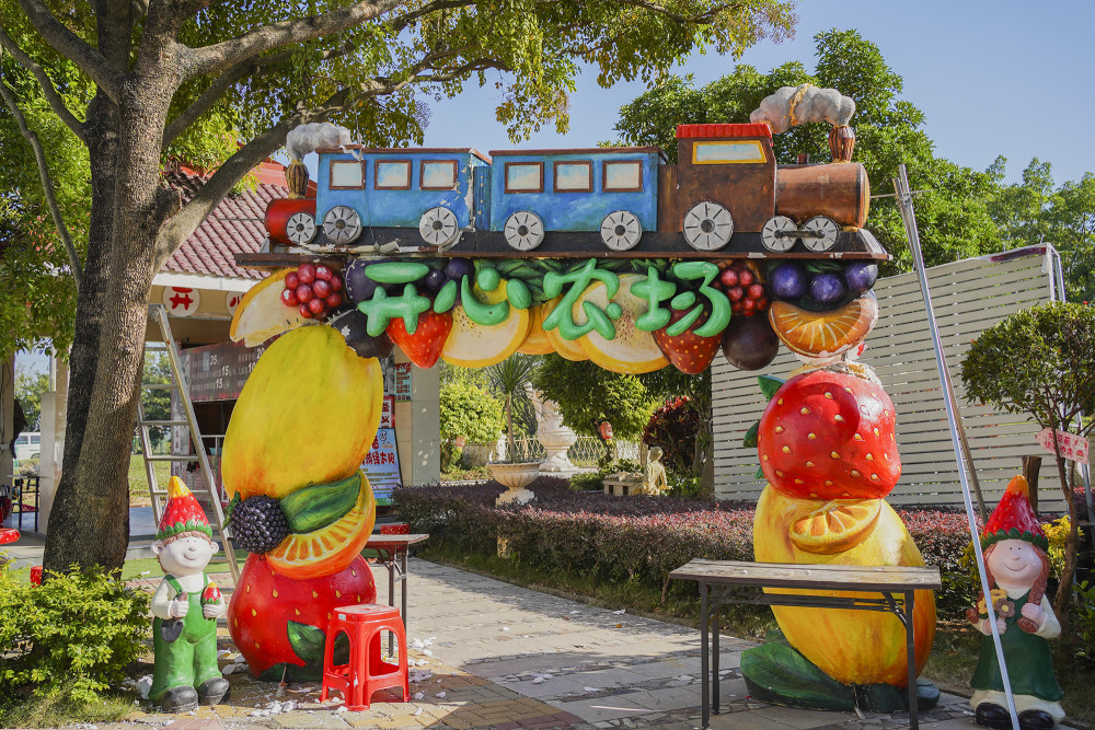 一进园,先看到个农场,不仅种植有许多蔬菜,还有小火车.