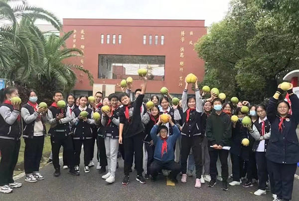 松江这家学校里飘起柚香,还有摘柚子做柚茶的"四季劳动"课|小昆山