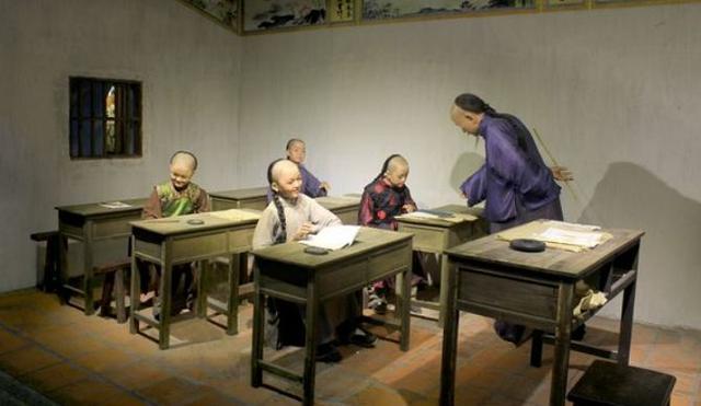 教书先生一上联"壁上画猫惊闹鼠",放羊娃随口对出下联众人皆赞