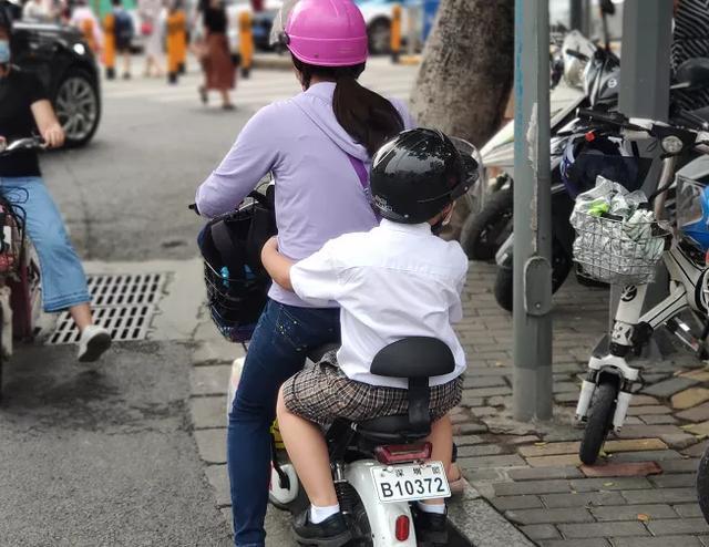 一梦成双为啥别人妈妈都开车就你骑电动车呢