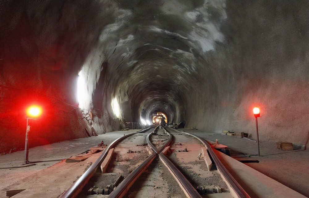 勒奇山基线隧道图片