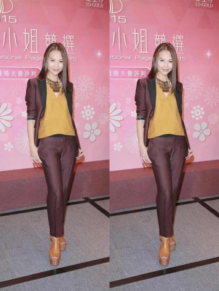 蔡少芬私下里也挺会穿黄色卫衣配牛仔裤生了仨娃也挺显嫩的