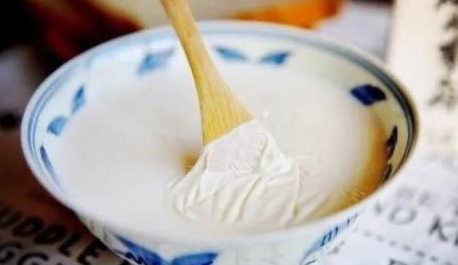 牛奶加热后生成的奶皮千万别乱吃!小心影响血管健康