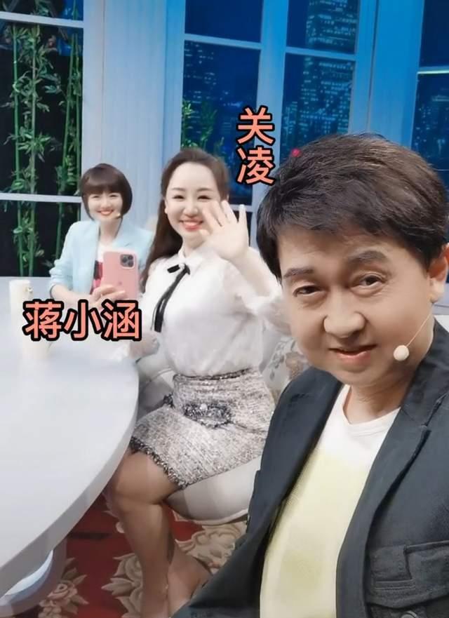 关凌庆结婚十周年纪念日,全家福罕曝光,9岁"姬关枪"神似父亲