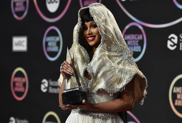 cardib戴金面具走全美音乐奖红毯惊艳全场化身主持人拒绝念提词器