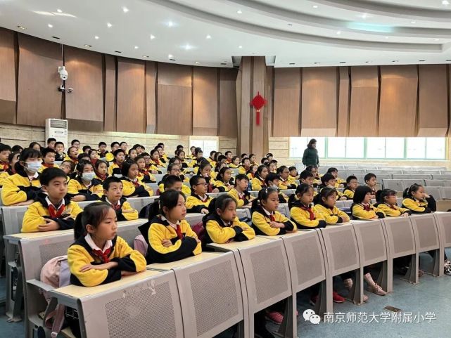 中科院南京分院科学巡讲团,中科院南京天文光学技术研究所的温老师给