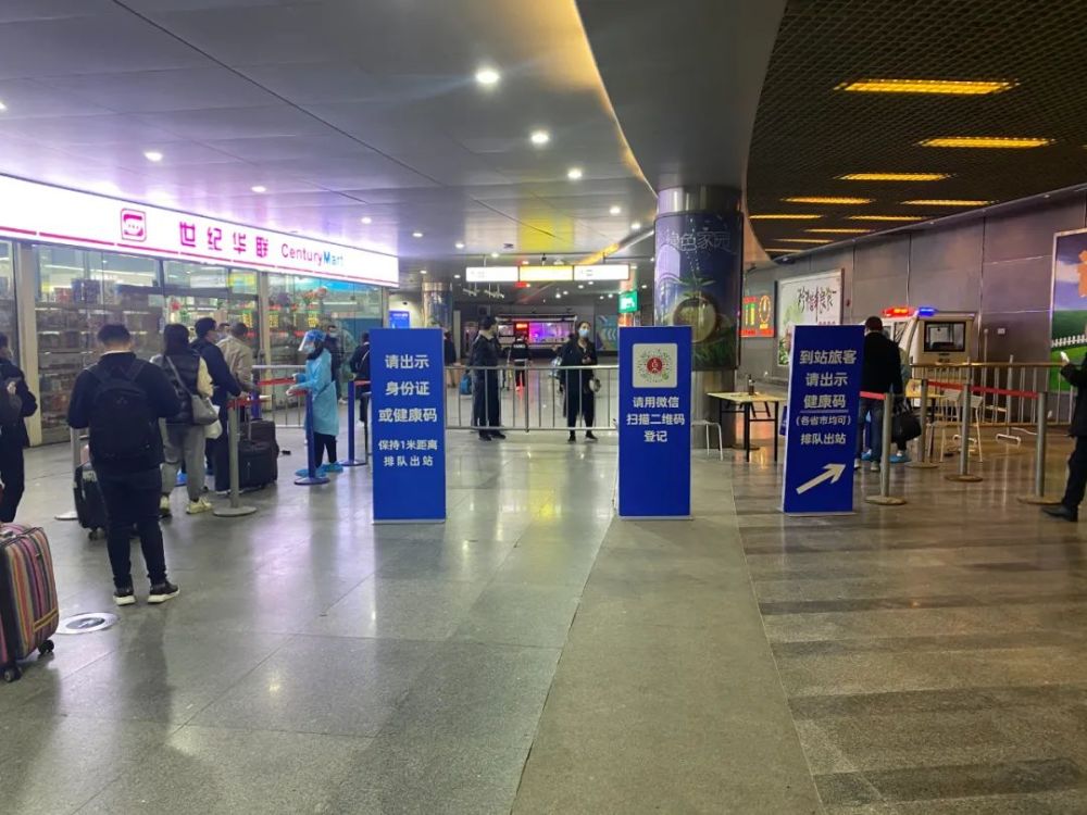 严格执行统一标准随后话匣妹又来到上海南站旅客通过红外线无感测温后