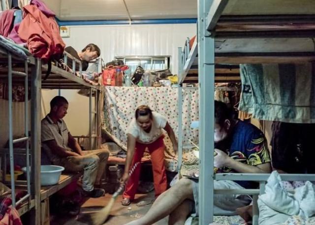 武汉一职工宿舍出现"男女混住",男工友很无奈:晚上都不敢睡觉